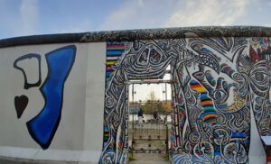 Il tague des phallus sur la vitrine de son patron … et ça finit à la Cour de cassation